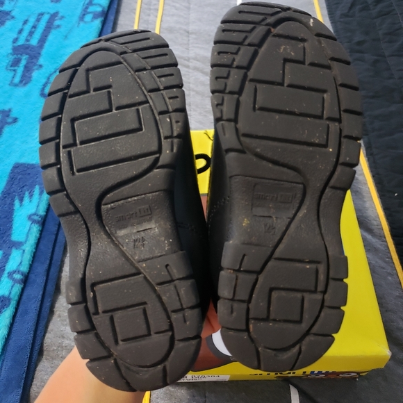 Shoes - Picture 3 of 7